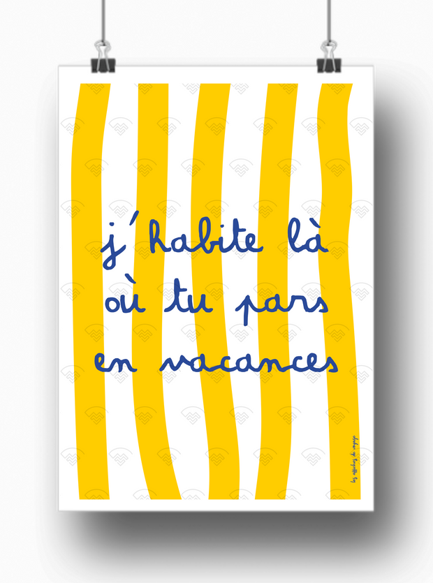 Affiche J'habite là où tu pars en vacances par les Affiches de Voyage